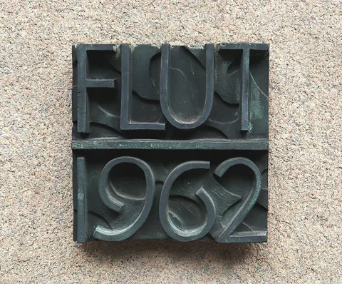 Flood level sign commemorating the North Sea flood of 1962 in Hamburg-Altstadt , at the former "Rödingsmarkthaus", Rödingsmarkt 27 .