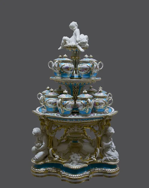 Centrepiece with cream jars of an english dessert service. Colored paintings on the glaze, with gold accents. Herbert Minton & Co Manufacture, Stoke-on-Trent, Great-Britain, 1851. 