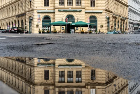 Reflection of Flanagans Irish Pub (Vienna, Austria)