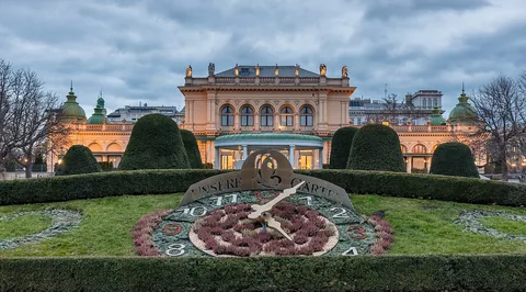 Floral clock with the Kursalon Hübner in the back, Stadtpark , Vienna , Austria.
