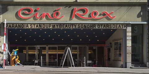 »Kino REX« in Bern: Entrance at Schwanengasse 9 with seating on the sidewalk. The cinema has been run by the Cinéville association since 2015. In February 2022, the radio play fest